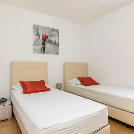 Marcela With Private Parking Apartman