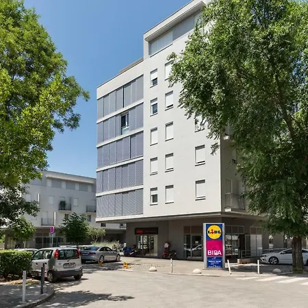 Marcela With Private Parking דירה