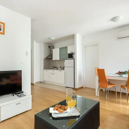 アパート Marcela With Private Parking スプリト